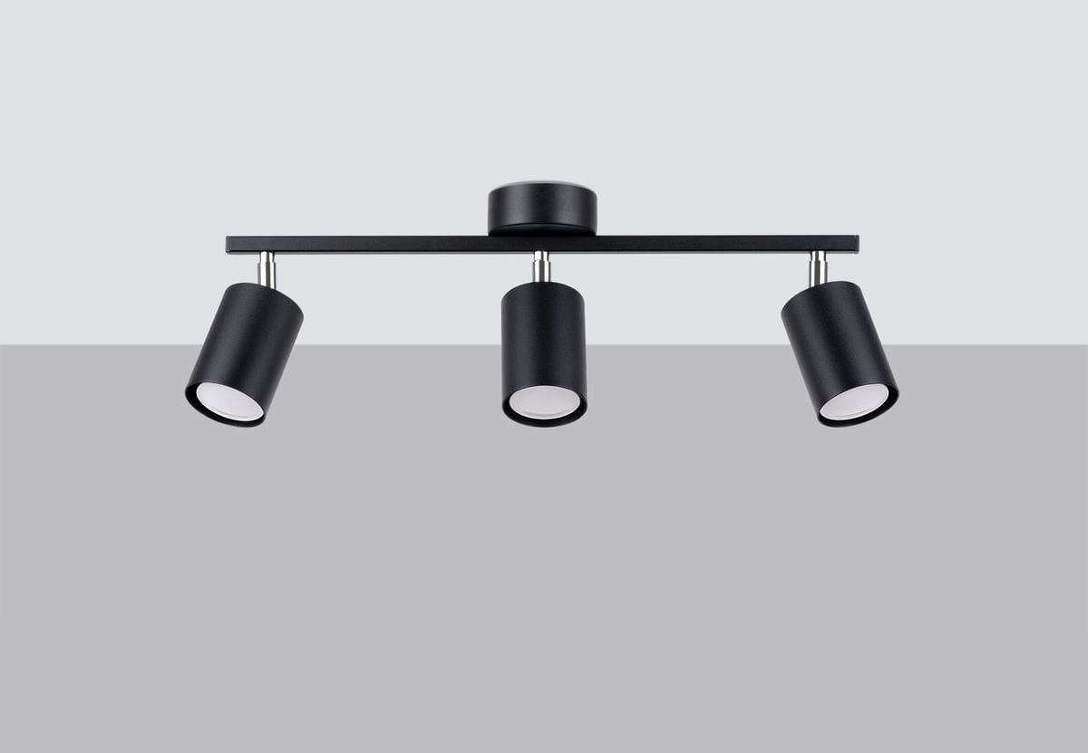 Czarna lampa sufitowa Lemmi, 3-punktowa, z metalowymi kloszami w cylindrycznym kształcie. Ujęcie frontalne, zamontowana na gładkim, szarym tle. Wysoka jakość wykonania z chromowanymi detalami, idealna do nowoczesnych wnętrz.