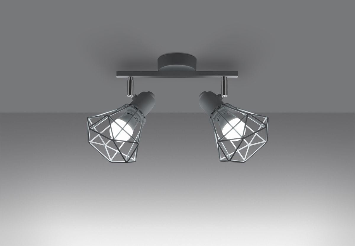 Lampa sufitowa Artemis 2-punktowa w kolorze białym. Dwa spoty o geometrycznych kloszach w kształcie diamentu, zamocowane na metalowej listwie. Klosze skierowane są w dół, emitując jasne światło. Ujęcie z góry, na jednolitym tle.
