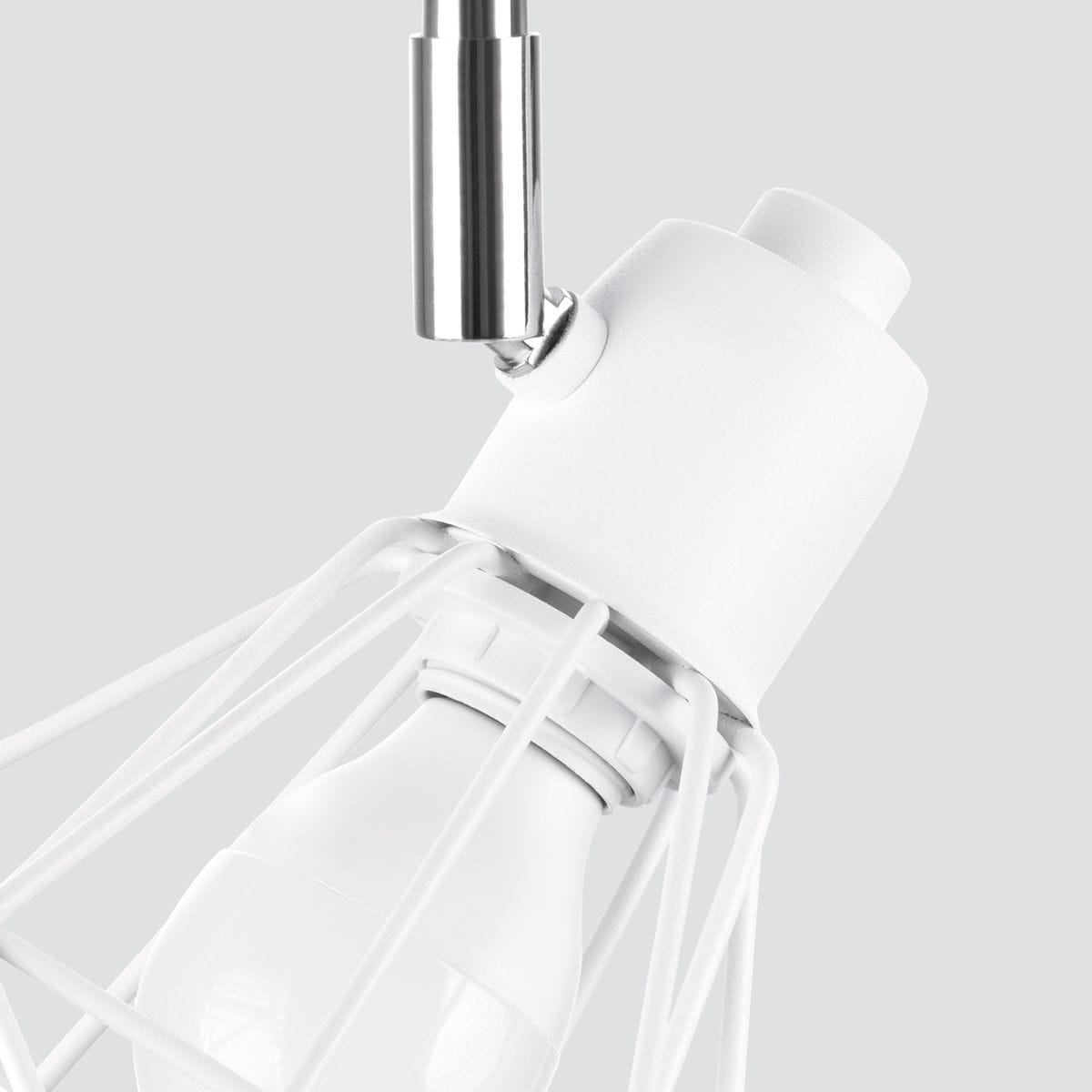 Dwa punkty świetlne lampy sufitowej Artemis w białym kolorze. Metalowa konstrukcja z siatką, widoczna żarówka LED. Kąt ujęcia zbliżenie na detal mocowania i klosza. Tło w jasnoszarym kolorze.