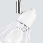 Dwa punkty świetlne lampy sufitowej Artemis w białym kolorze. Metalowa konstrukcja z siatką, widoczna żarówka LED. Kąt ujęcia zbliżenie na detal mocowania i klosza. Tło w jasnoszarym kolorze.