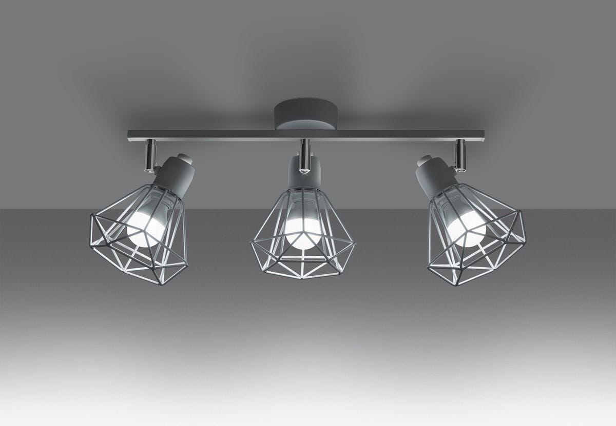 Trzypunkowa lampa sufitowa Artemis w kolorze białym z metalowymi kloszami w geometrycznym kształcie. Ujęcie frontalne, lampa zamontowana na suficie, z widocznymi źródłami światła wewnątrz kloszy. Tło szare, jednolite.