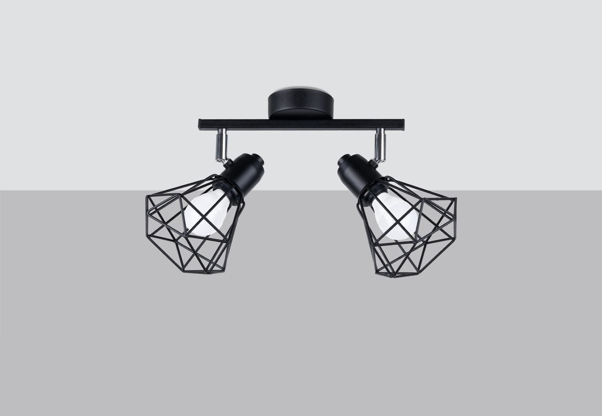 Czarna lampa sufitowa typu spot z dwoma punktami świetlnymi, umieszczona na prostej podstawie. Klosze w formie geometrycznych siatek, z widocznymi żarówkami. Ujęcie frontalne, na jednolitym szarym tle.