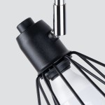 Czarna lampa sufitowa Artemis z dwoma punktami świetlnymi, z metalową siatką osłaniającą żarówki. Ujęcie z bliska, skupione na detalu mocowania i klosza. Wysoka jakość materiałów i nowoczesny design.