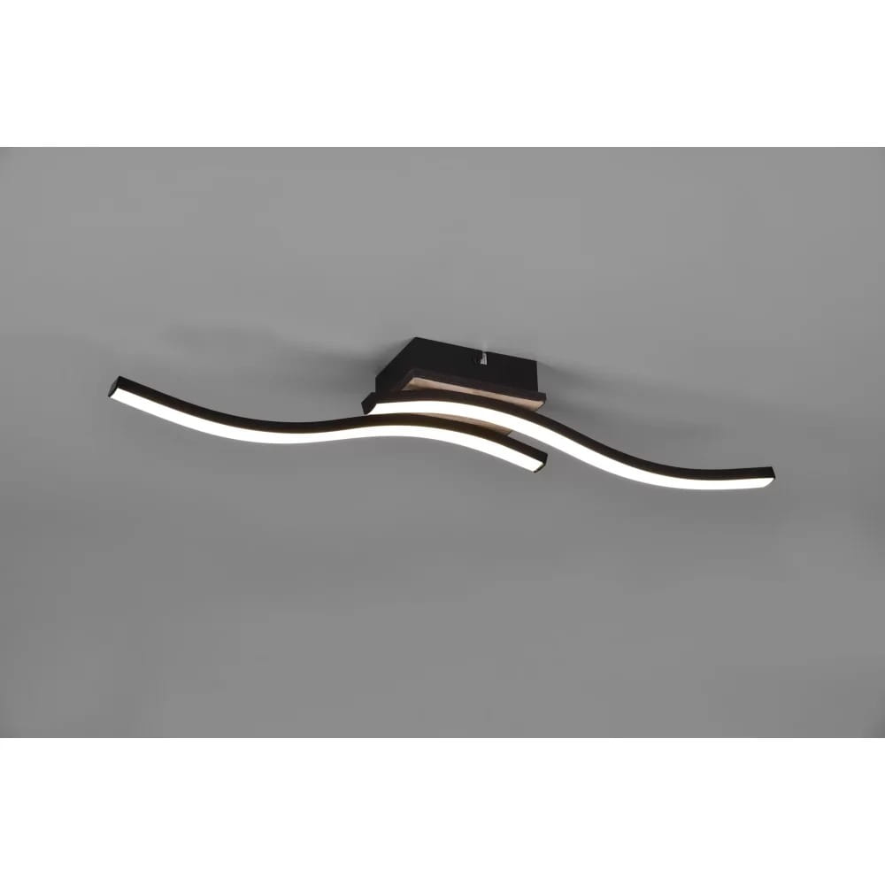 Czarna lampa sufitowa Route LED z dwoma falistymi ramionami w jasnym drewnie, zamontowana na prostokątnej podstawie. Ujęcie frontalne, na szarym tle, podkreślające elegancki design i nowoczesny styl.