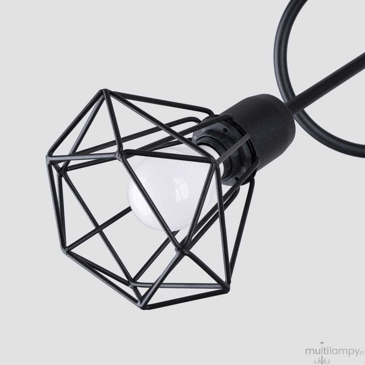 Czarna lampa sufitowa 3-punktowa Artemis z metalową, geometryczną osłoną i białą żarówką. Ujęcie z boku, ukazujące detale konstrukcji oraz kształt klosza. Prosta, nowoczesna forma idealna do aranżacji wnętrz.
