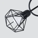 Czarna lampa sufitowa 3-punktowa Artemis z metalową, geometryczną osłoną i białą żarówką. Ujęcie z boku, ukazujące detale konstrukcji oraz kształt klosza. Prosta, nowoczesna forma idealna do aranżacji wnętrz.