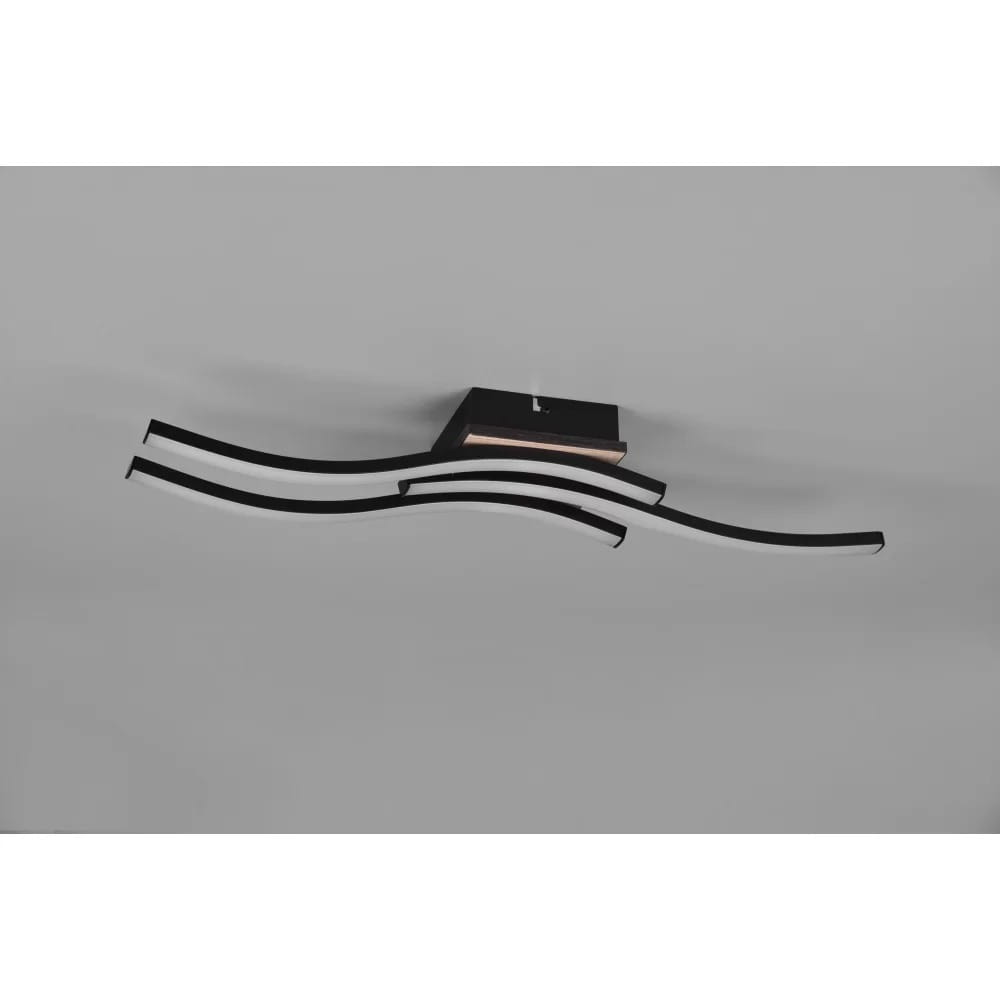 Czarna lampa sufitowa LED 3-punktowa z jasnym drewnem, złożona z trzech falistych elementów w kształcie łuków. Montaż na suficie, z widocznym metalowym stelażem. Minimalistyczny design, idealna do nowoczesnych wnętrz.