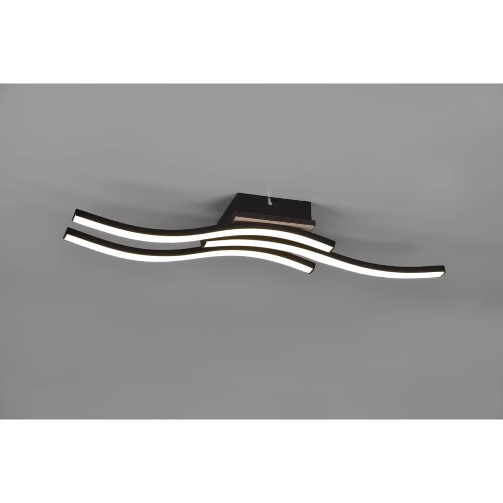 Czarna lampa sufitowa LED z trzema falującymi ramionami w kolorze jasnego drewna. Ujęcie frontalne, lampa zamontowana na suficie, z widocznymi białymi paskami światła w kształcie fal. Idealna do nowoczesnych wnętrz.
