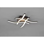 Czarna lampa sufitowa LED 4-punktowa z elementami jasnego drewna. Posiada cztery faliste ramiona o białym świetle, zamontowana płasko do sufitu, w nowoczesnym stylu, na jednolitym tle.