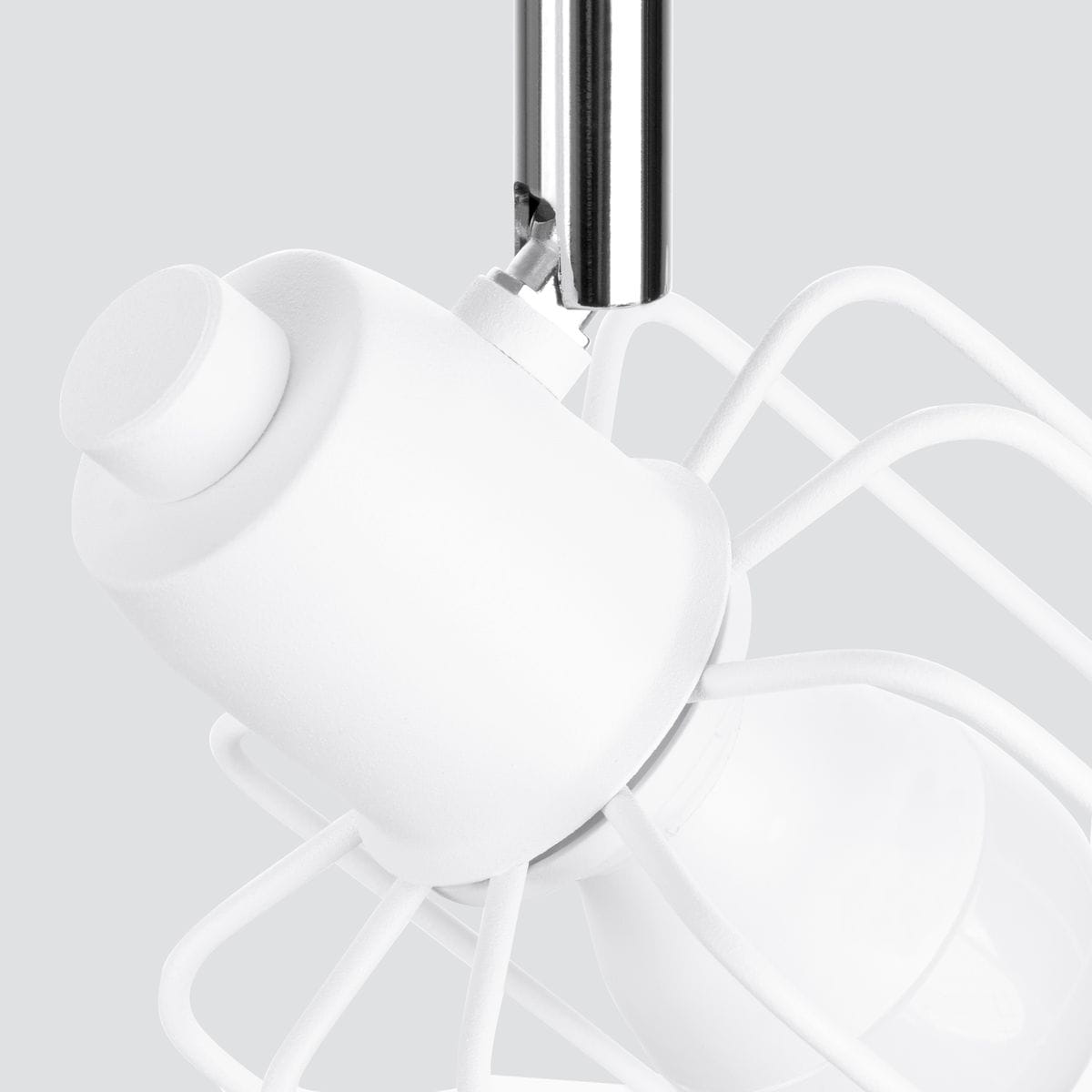 Biała lampa sufitowa Beluci z dwoma punktami świetlnymi, z widoczną metalową konstrukcją i białym kloszem. Zbliżenie na górną część lampy z uchwytem mocującym i widocznymi przewodami.