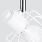 Biała lampa sufitowa Beluci z dwoma punktami świetlnymi, z widoczną metalową konstrukcją i białym kloszem. Zbliżenie na górną część lampy z uchwytem mocującym i widocznymi przewodami.