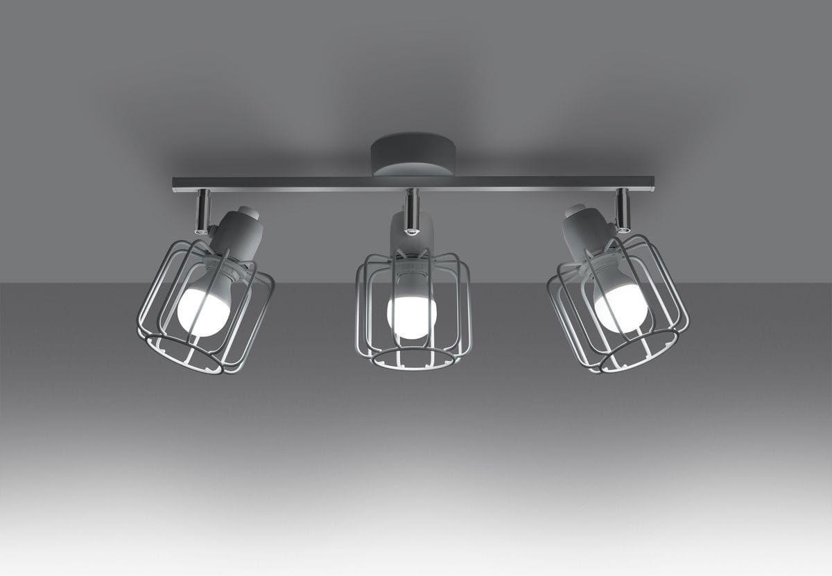Biała lampa sufitowa Beluci z trzema punktami świetlnymi, umieszczona na metalowej listwie. Każdy z reflektorów w osłonie z siatki metalowej, skierowany w różne strony. Ujęcie z góry, na jednolitym szarym tle.