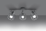 Biała lampa sufitowa Beluci z trzema punktami świetlnymi, umieszczona na metalowej listwie. Każdy z reflektorów w osłonie z siatki metalowej, skierowany w różne strony. Ujęcie z góry, na jednolitym szarym tle.