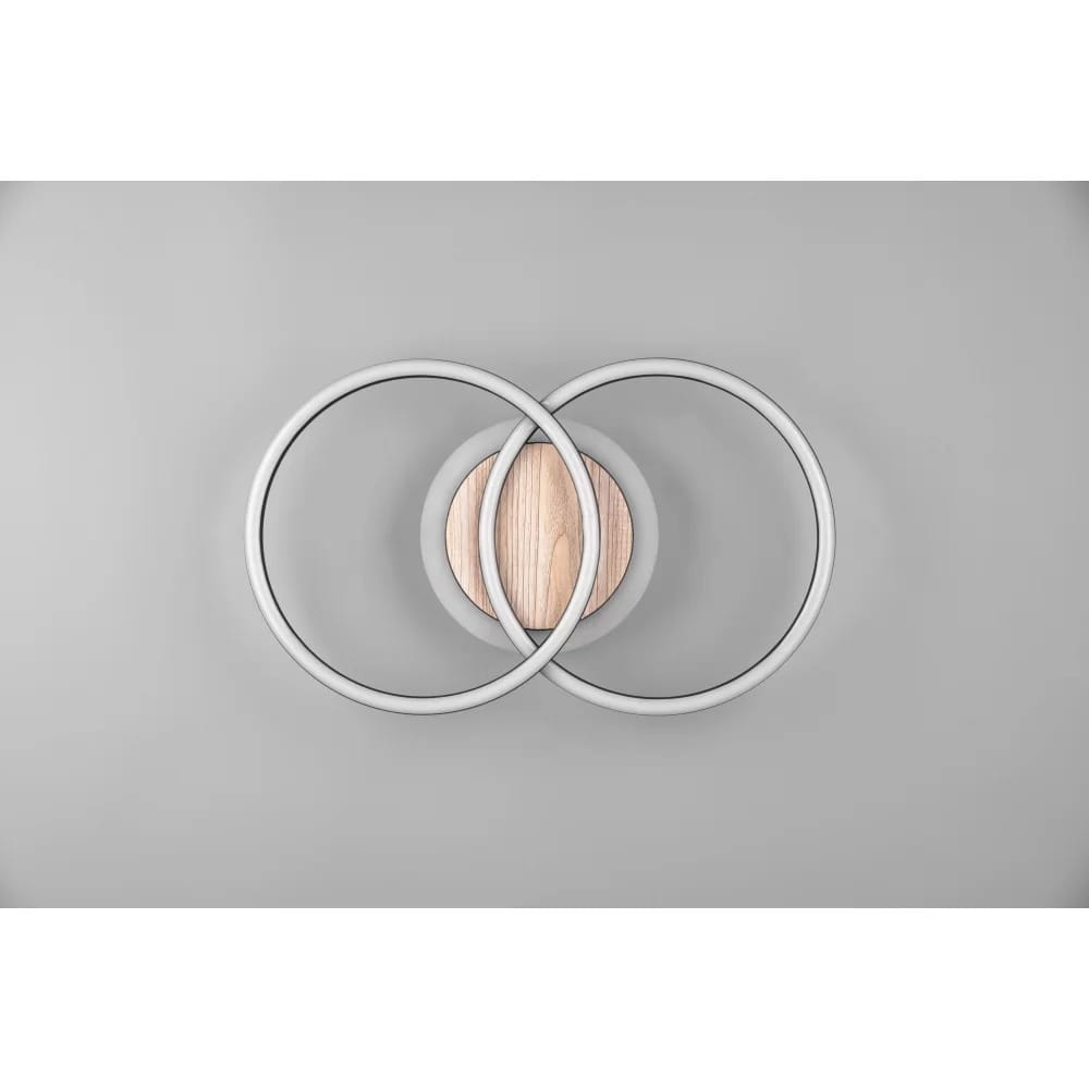 Czarna lampa sufitowa LED 3-punktowa Giro z pilotem, z okrągłym, drewnianym elementem w centralnej części. Lampa ma nowoczesny design z trzema okręgami, układającymi się w ciekawy wzór, zamontowana na szarym tle.