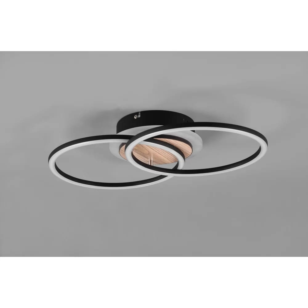 Czarna lampa sufitowa Giro LED z trzema punktami świetlnymi, posiadająca okrągłe elementy z białym wykończeniem i drewnianym detalem. Montowana na suficie, z pilotem do zdalnego sterowania. Ujęcie z dołu, pokazujące szczegóły konstrukcji.