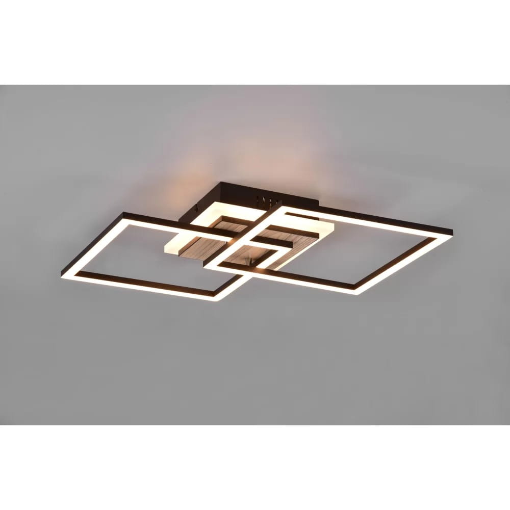 Czarna lampa sufitowa LED z trzema punktami świetlnymi, o nowoczesnym designie składającym się z dwóch nakładających się prostokątów. Produkt montowany na suficie, z możliwością zdalnego sterowania za pomocą pilota.
