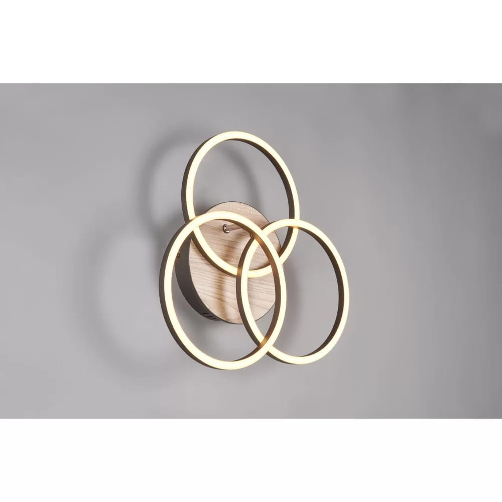 Czarna sufitowa lampa LED 3-punktowa z imitacją drewna, składająca się z trzech okręgów emitujących ciepłe światło. Produkt zamontowany na okrągłej podstawie, widok frontalny, w minimalistycznym stylu.