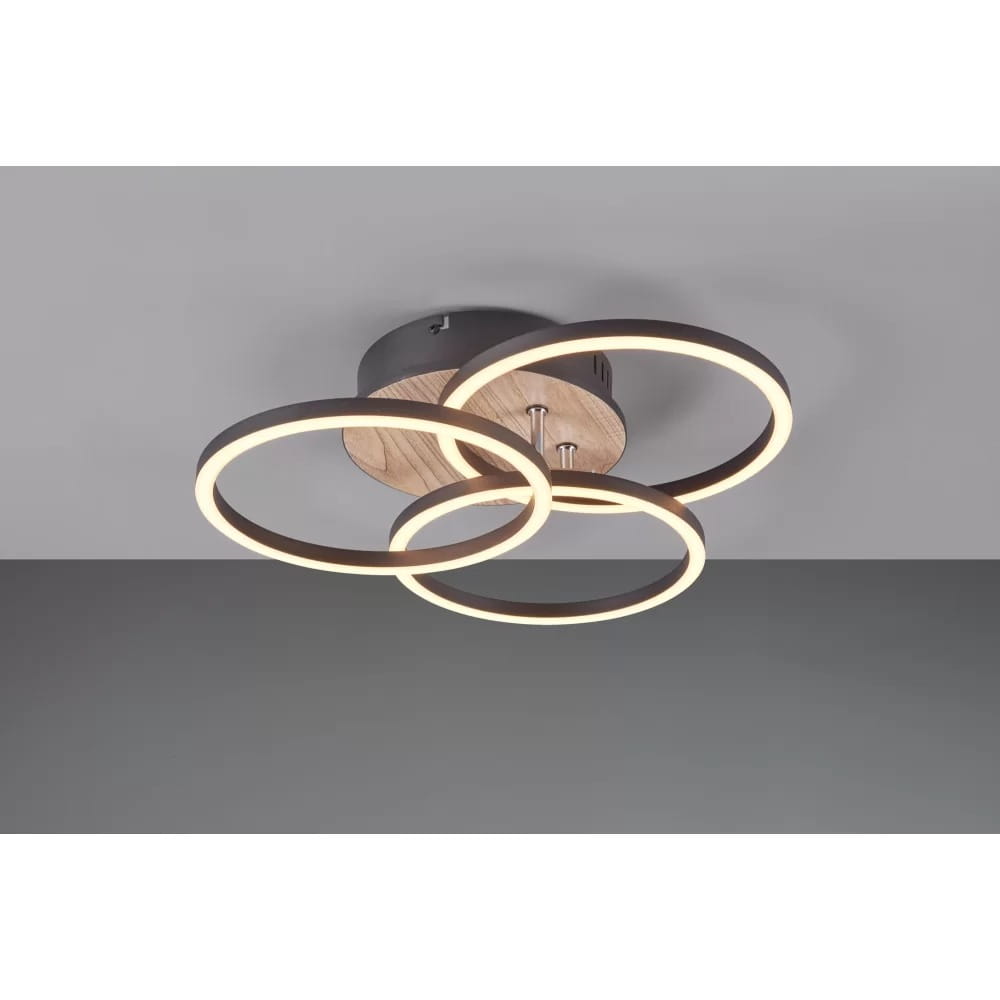 Czarna lampa sufitowa LED 3-punktowa z imitacją drewna, składająca się z trzech okrągłych pierścieni z podświetleniem. Ujęcie z góry, zamontowana na suficie. Wymiary i detale montażowe nieczytelne. Idealna do nowoczesnych wnętrz.