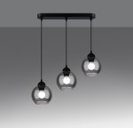 Lampa wisząca Alino 3-punktowa, czarna z dymionymi kloszami w kształcie kul. Produkt zawieszony na prostokątnej, czarnej podstawie. Klosze mają przezroczystą teksturę, uwydatniając źródła światła. Ujęcie frontalne, na jednolitym tle.