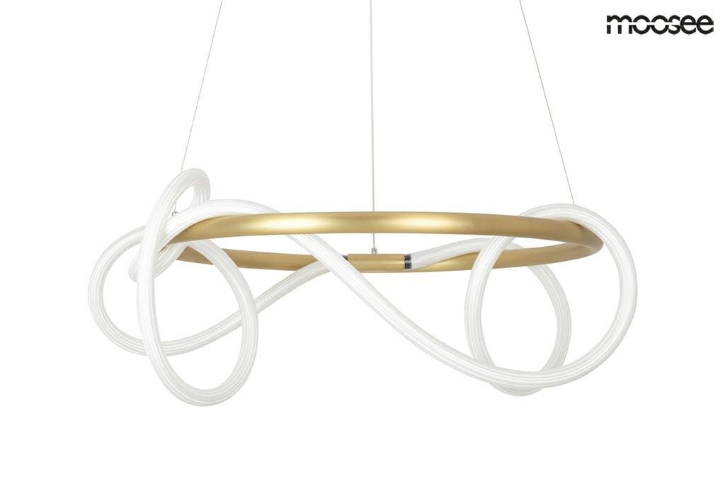 Lampa wisząca Serpiente LED w złotym kolorze, z charakterystycznymi białymi, spiralnymi elementami. Produkt zawieszony na cienkich linkach, o okrągłym kształcie, idealny do nowoczesnych aranżacji wnętrz. Tło białe, podkreślające formę lampy.