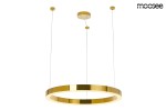 Lampa wisząca Ring Luxury 70 LED w kolorze złotym, w kształcie okręgu. Zawieszona na cienkich linkach, z okrągłym mocowaniem sufitowym. Minimalistyczny design, z podświetleniem LED wzdłuż krawędzi. Tło białe.