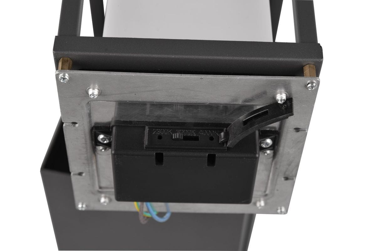 Stojąca lampa zewnętrzna Witham H80 w antracytowym kolorze, z metalową podstawą i widocznym zasilaczem. Ujęcie od dołu, ukazujące elementy montażowe oraz możliwość regulacji barwy światła (2900K, 4000K).