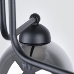 Lampa sufitowa Fillan 3-punktowa w kolorze czarnym z dymionymi kloszami. Widoczny metalowy uchwyt i kabel. Klosze mają okrągły kształt, a lampa jest zainstalowana na suficie, w górnej części zdjęcia. Tło jasne, neutralne.
