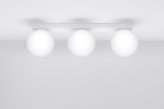 Biała lampa sufitowa 3-punktowa Yoli z trzema okrągłymi, matowymi kloszami. Ułożona poziomo na białej podstawie, z równym odstępem między kloszami, na jednolitym tle. Idealna do nowoczesnych wnętrz.