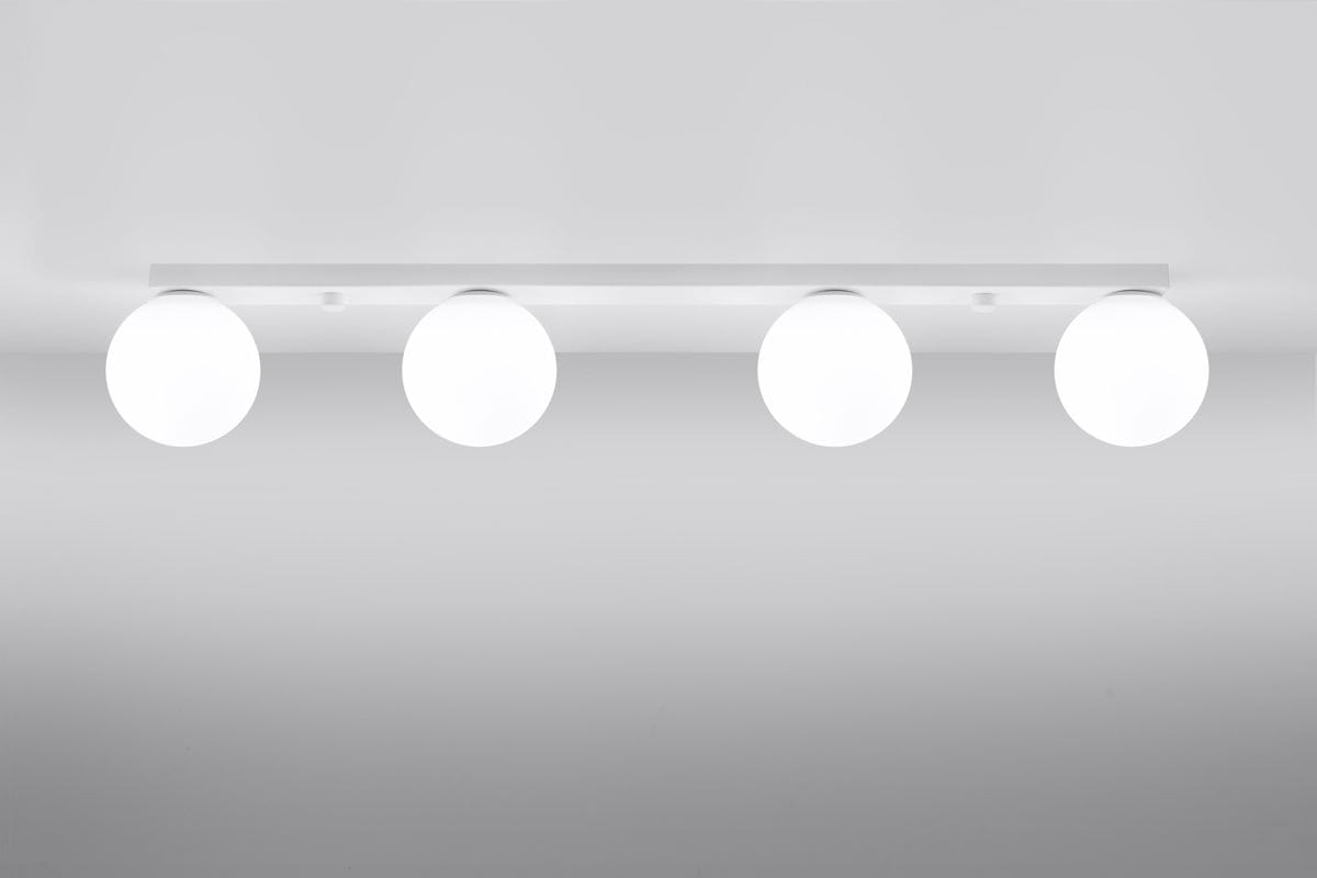 Lampa sufitowa Yoli 4-punktowa w białej obudowie z czterema okrągłymi kloszami. Ujęcie frontalne, zamontowana na suficie. Klosze mają gładką, matową powierzchnię, emitując równomierne światło. Prosta konstrukcja pasująca do nowoczesnych wnętrz.