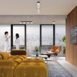 Lampa sufitowa Yoli 1-punktowa w kolorze czarnym, zamontowana na suficie, z trzema okrągłymi, białymi kloszami. W tle nowoczesny salon z dużymi oknami, sofą w kolorze musztardowym i drewnianymi elementami.