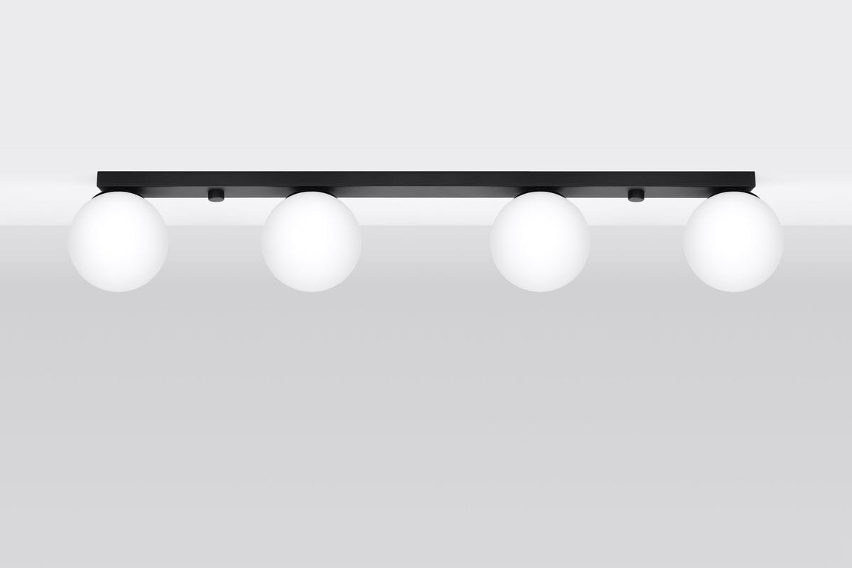 Czarna lampa sufitowa 4-punktowa Yoli, z prostokątną podstawą, na której zamocowane są cztery okrągłe, białe klosze. Ujęcie z góry, ukazujące elegancki design i rozmieszczenie źródeł światła. Tło jednolite, szare.