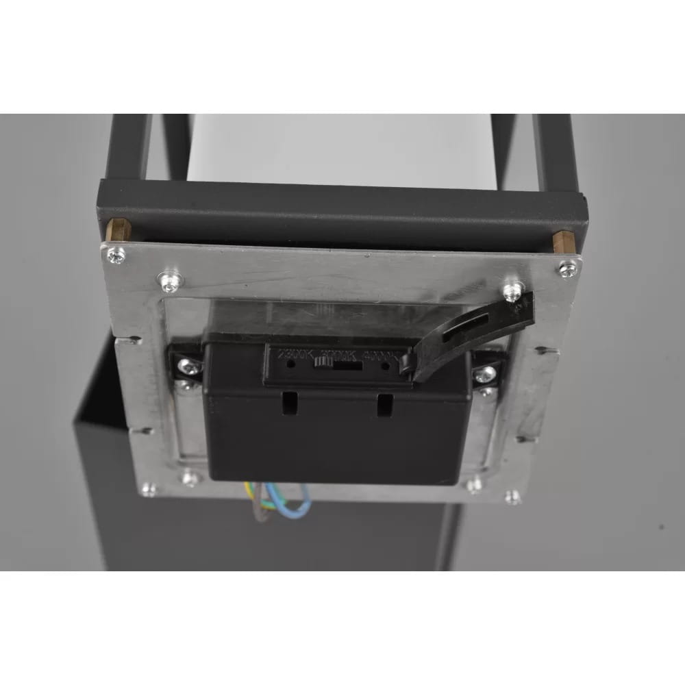 Stojąca lampa zewnętrzna Witham H40 w kolorze antracytowym. Ujęcie z góry, pokazujące metalową podstawę z widocznym gniazdem i przewodami. Lampa ma prostokątny kształt i jest przeznaczona do oświetlenia przestrzeni zewnętrznych.