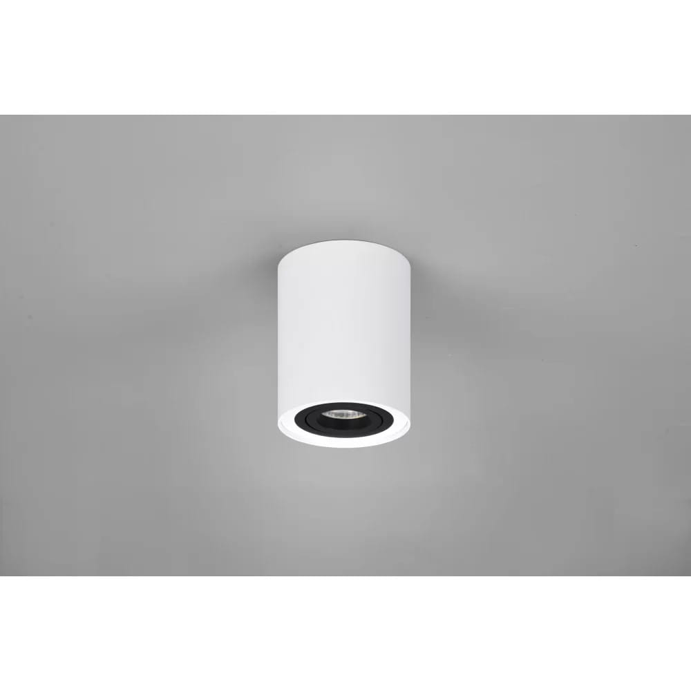 Lampa sufitowa Cookie 1-punktowa, okrągła, w kolorze białym, montowana na suficie. Widoczny czarny detal wewnętrzny. Ujęcie frontalne, na szarym tle, ukazuje minimalistyczny design.