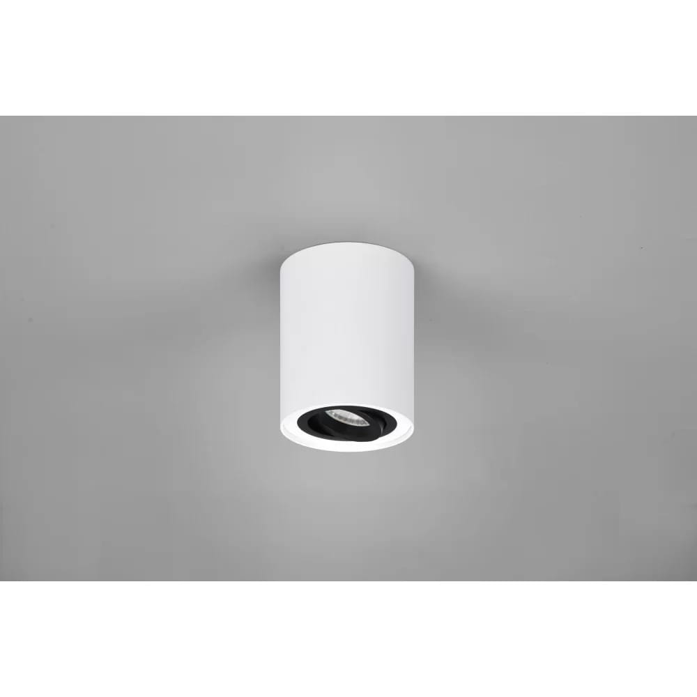 Biała lampa sufitowa Cookie o cylindrycznym kształcie, zamontowana na suficie. Wnętrze lampy z czarnym akcentem, widoczna źródło światła. Prosta, minimalistyczna konstrukcja, idealna do nowoczesnych wnętrz.