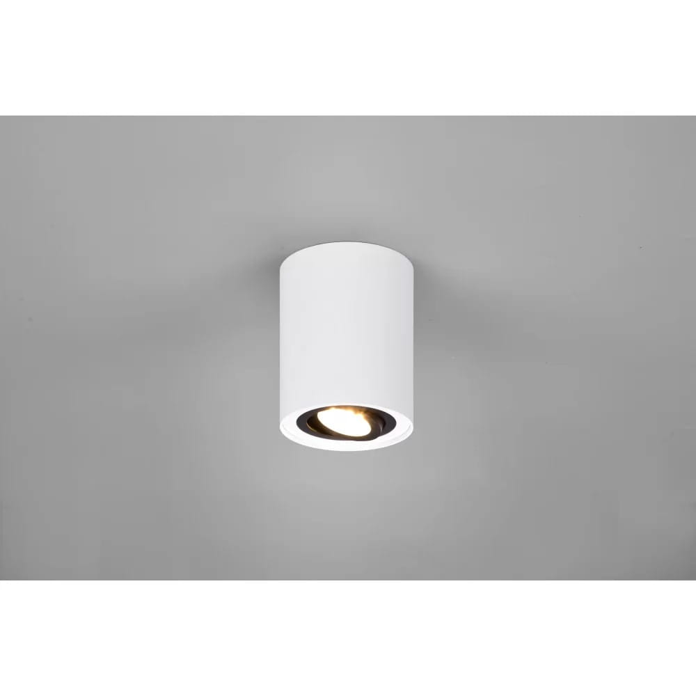 Lampa sufitowa Cookie 1-punktowa w kolorze białym, w kształcie cylindrycznym, zamontowana na szarym tle. Oświetlenie skierowane w dół, z widocznym źródłem światła w środku.