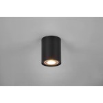 Lampa sufitowa Cookie 1-punktowa w kolorze czarnym, cylindryczny kształt, zamontowana na suficie. Wewnątrz widoczna okrągła oprawa świetlna. Prosty design, idealna do nowoczesnych wnętrz. Tło jasnoszare, co podkreśla elegancję lampy.