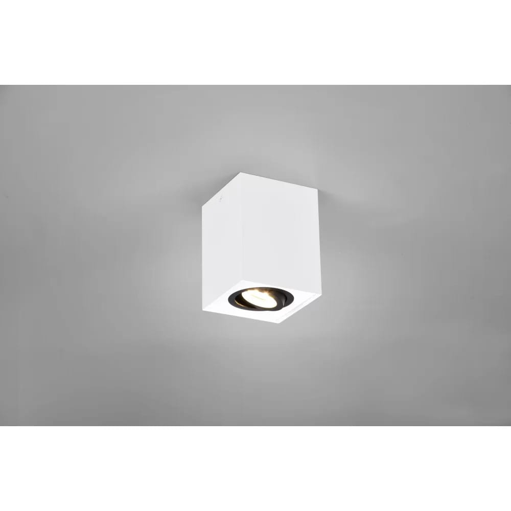 Biscuit lampa sufitowa 1-punktowa w białej obudowie, kwadratowa, z widoczną oprawą żarówki w czerni. Umieszczona na szarym tle, w pozycji wiszącej, idealna do nowoczesnych wnętrz.