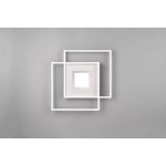 Biała lampa sufitowa Via LED 3-punktowa z pilotem, składająca się z trzech nachodzących na siebie prostokątów. Ujęcie frontalne, produkt zamontowany na szarym tle. Centralny kwadratowy panel LED w jasnej oprawie.