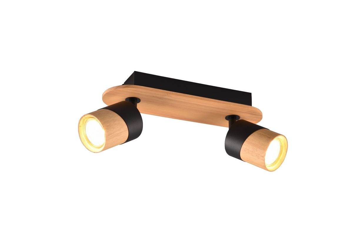 Lampa sufitowa Aruni, 2-punktowa, z jasnego drewna i czarnego metalu. Zawiera dwa reflektory o okrągłym kształcie z drewnianymi elementami. Ujęcie z boku, zamontowana na prostej, czarnej podstawie.