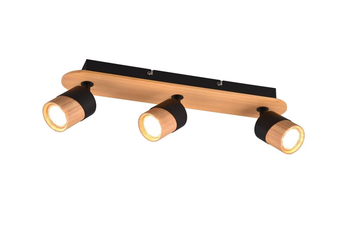 Lampa sufitowa Aruni 3-punktowa z jasnego drewna i czarnymi elementami. Posiada trzy ruchome reflektory z drewna, zamontowane na prostokątnej podstawie. Ujęcie z boku, ukazujące detale wykończenia oraz fakturę materiałów.