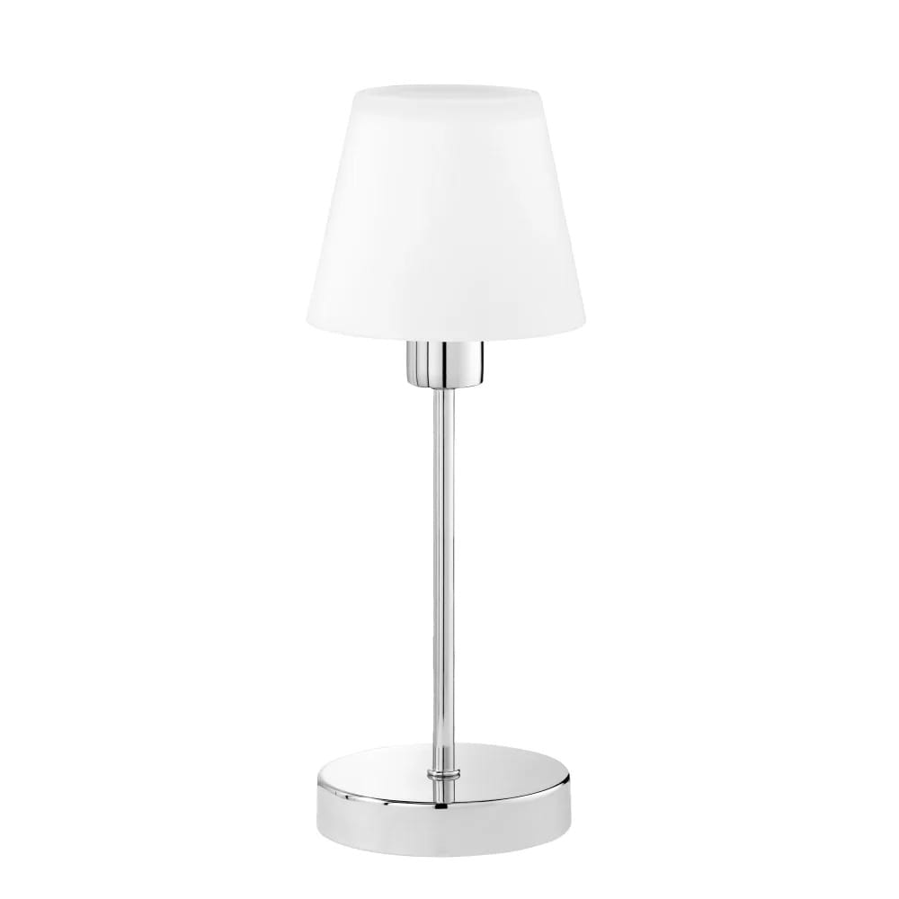 Lampa stołowa Luis II z białym kloszem i chromowaną podstawą. Ustawiona w pozycji stojącej, z okrągłą podstawą i prostym, metalowym trzonem. Klosz ma kształt stożka, co nadaje jej elegancki wygląd. Idealna do nowoczesnych wnętrz.