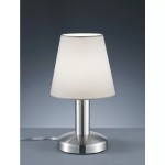 Lampa stołowa Mats II w kolorze niklu i białym, z okrągłą podstawą i cylindrycznym korpusem. Klosz w kształcie stożka wykonany z białego materiału, ustawiona na szarej powierzchni, z widocznym przewodem zasilającym.