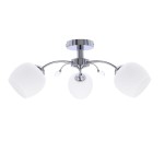 Lampa sufitowa Estar 3-punktowa w kolorze chromu z trzema białymi, matowymi kloszami. Produkt montowany jest na suficie, a klosze są umieszczone na delikatnych, zakrzywionych ramionach, co nadaje mu nowoczesny wygląd.