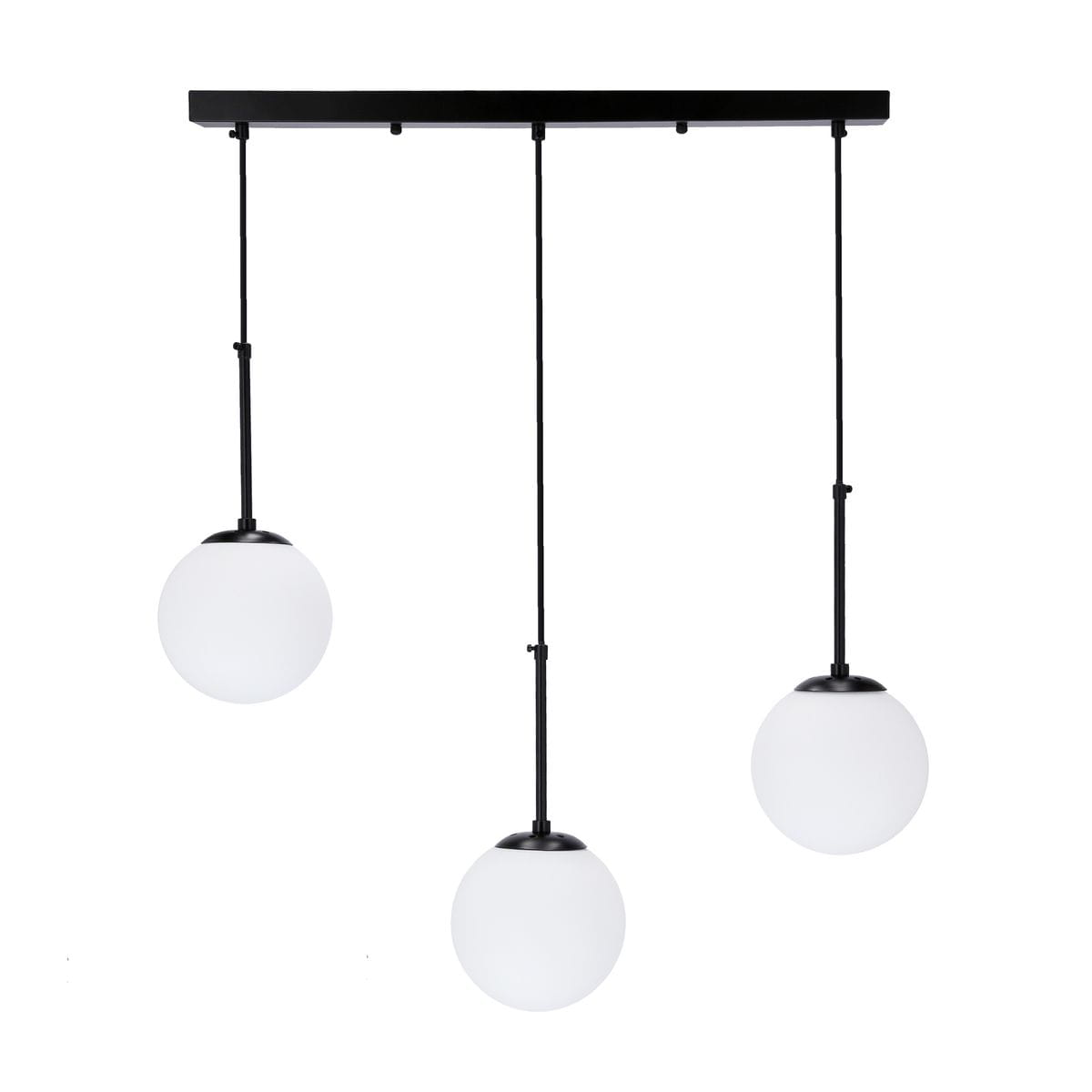 Lampa wisząca Pompei 3-punktowa w kolorze czarnym z trzema białymi, okrągłymi kloszami. Produkt zawieszony na cienkich linkach, z prostokątnym, czarnym stelażem. Ujęcie frontalne, ukazujące równomierne rozmieszczenie kloszy.