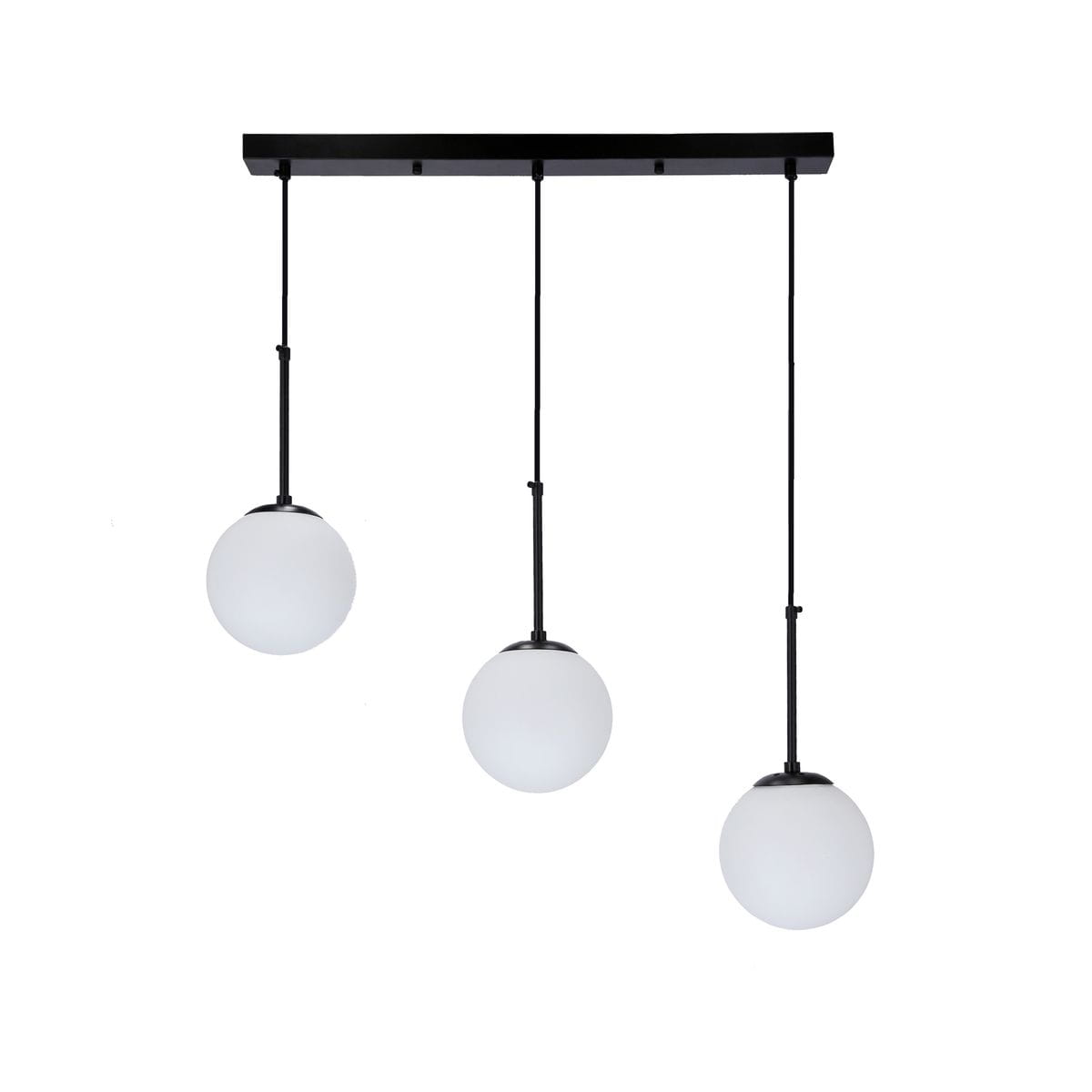 Lampa wisząca Pompei 3-punktowa w kolorze czarnym z trzema okrągłymi, mlecznymi kloszami. Ułożona poziomo, zawieszona na czarnych linkach, z prostokątnym mocowaniem sufitowym. Idealna do nowoczesnych wnętrz.