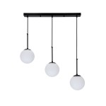Lampa wisząca Pompei 3-punktowa w kolorze czarnym z trzema okrągłymi, mlecznymi kloszami. Ułożona poziomo, zawieszona na czarnych linkach, z prostokątnym mocowaniem sufitowym. Idealna do nowoczesnych wnętrz.