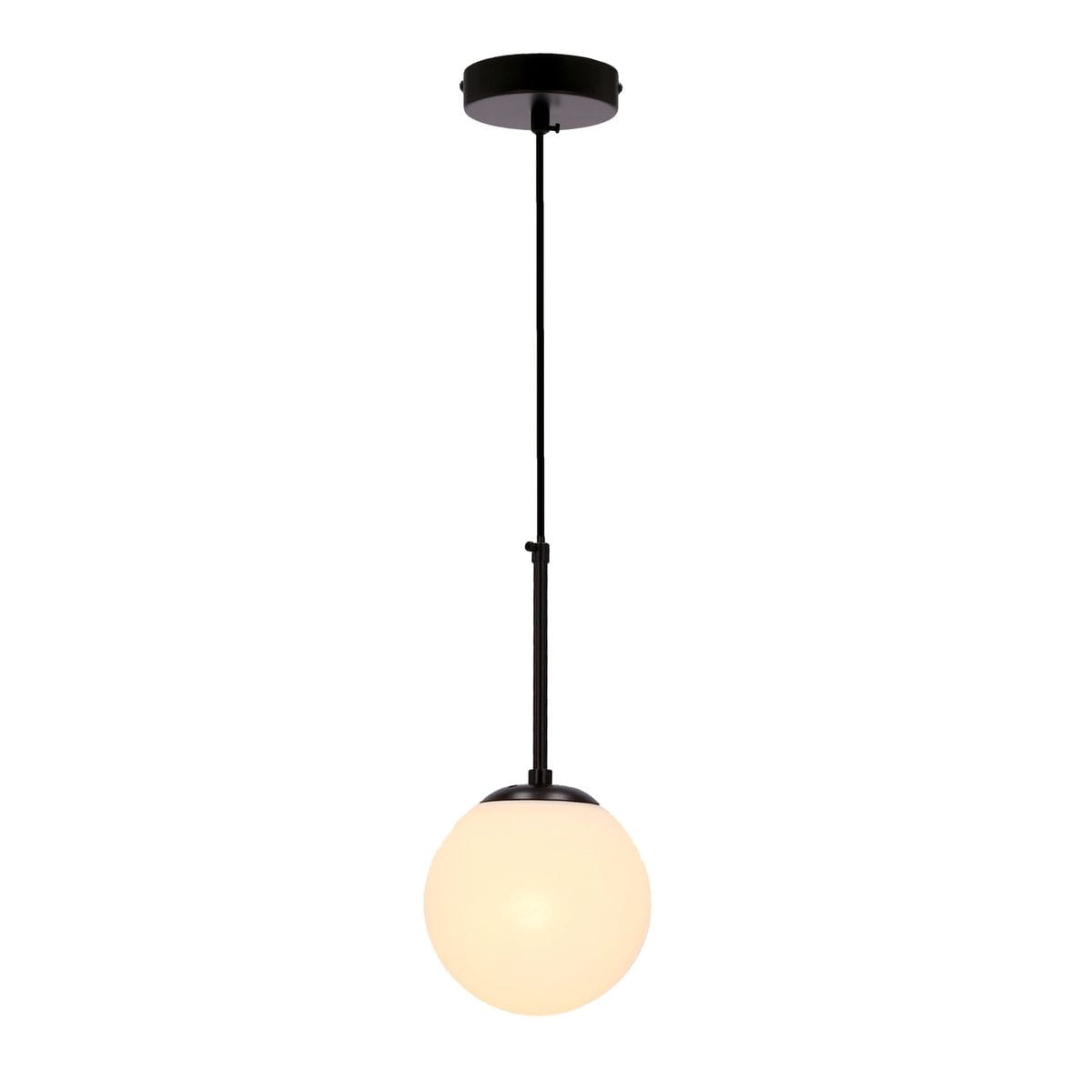 Lampa wisząca Pompei 1-punktowa w kolorze czarnym z okrągłym kloszem z matowego szkła. Produkt zawieszony na cienkim, czarnym przewodzie, z okrągłą podsufitką. Zawieszenie w pozycji pionowej, na białym tle.
