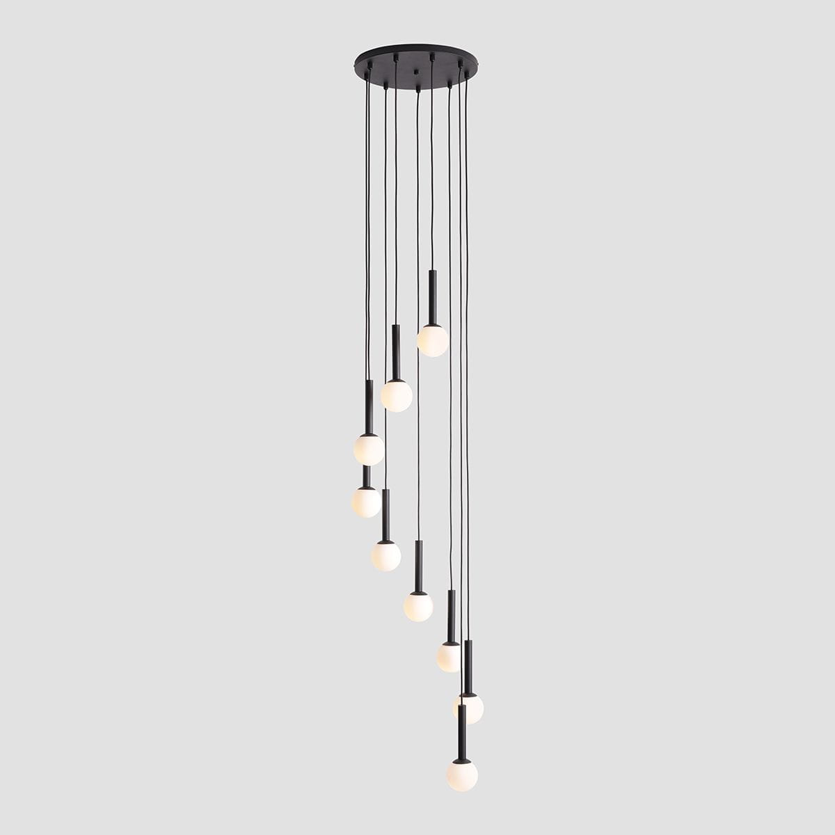 Czarna lampa wisząca Riu z dziewięcioma punktami świetlnymi, złożona z białych kul na długich, cienkich przewodach. Ujęcie frontalne, produkt zawieszony, montowany do sufitu. Nowoczesny design, idealna do aranżacji wnętrz.