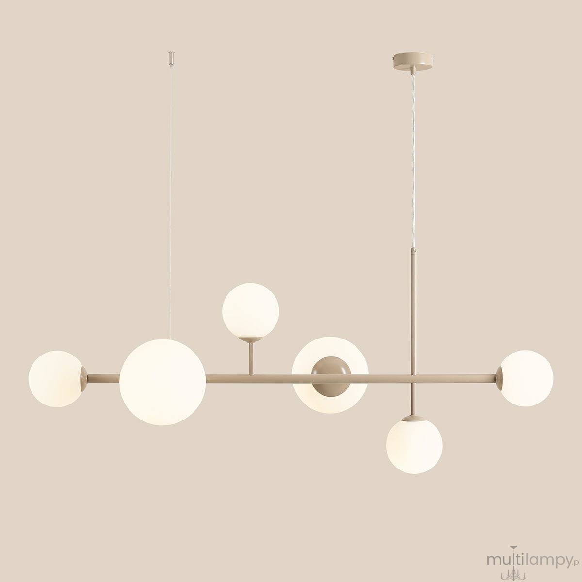Beżowa lampa wisząca Dione z sześcioma okrągłymi kloszami w białym kolorze, umieszczona na prostokątnej, metalowej konstrukcji. Ujęcie frontalne, lampa zawieszona na cienkim przewodzie, tło jednolite.
