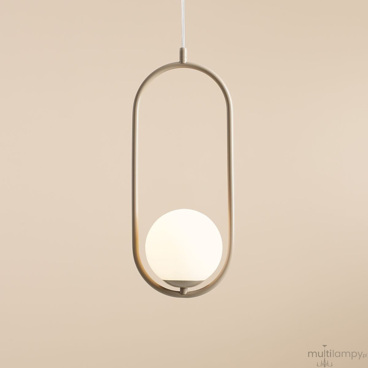Lampa wisząca Riva 1-punktowa w kolorze beżowym z okrągłą, białą kulą. Konstrukcja o minimalistycznym kształcie, zawieszona na cienkim przewodzie, umieszczona na jednolitym tle. Idealna do nowoczesnych wnętrz.